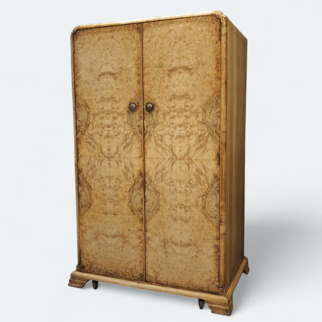 Pequeño armario art déco .