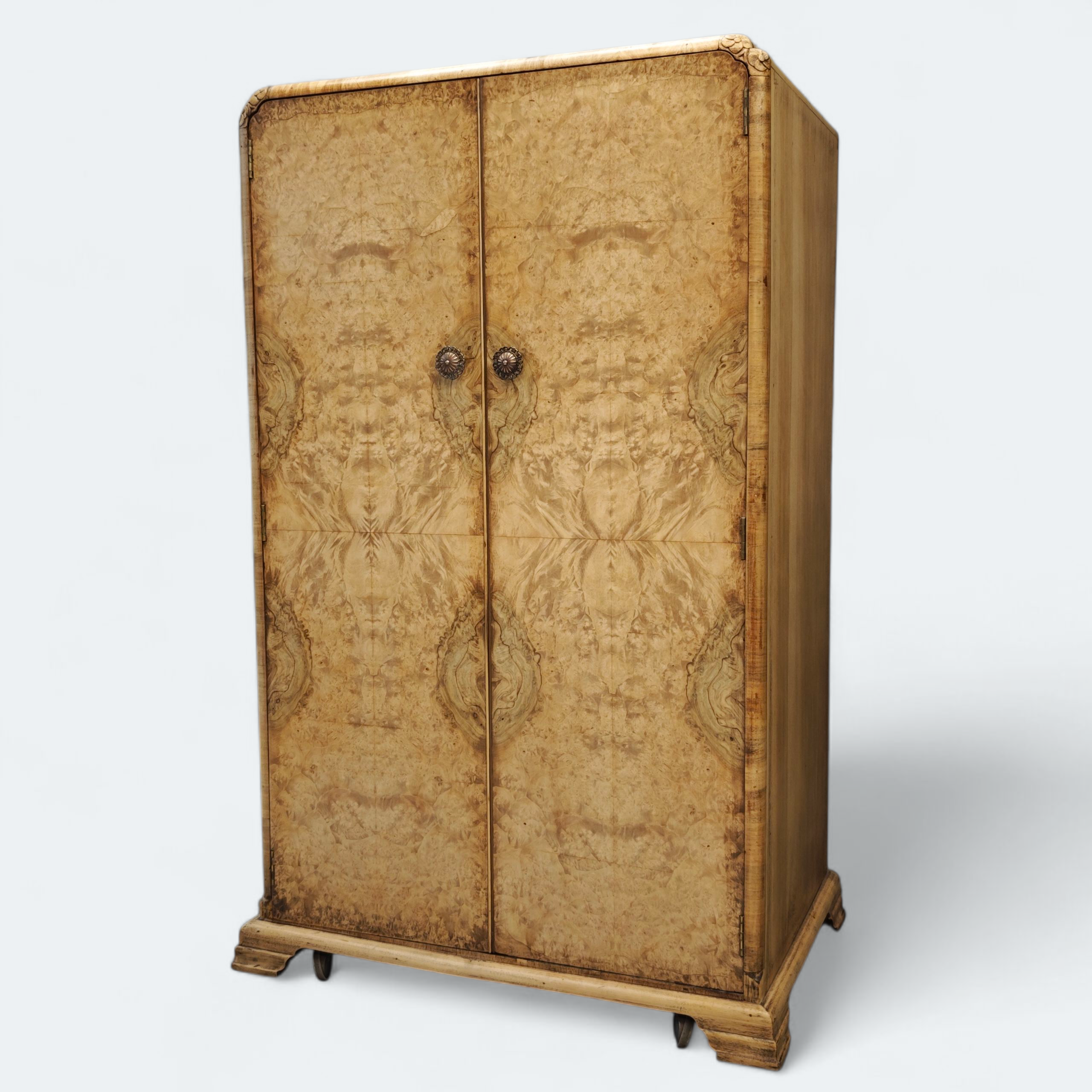 Pequeño armario art déco .